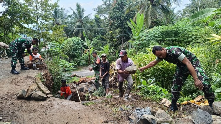 Koramil 11 Punggelan bersama Warga Kerja Bakti Bangun Saluran Air