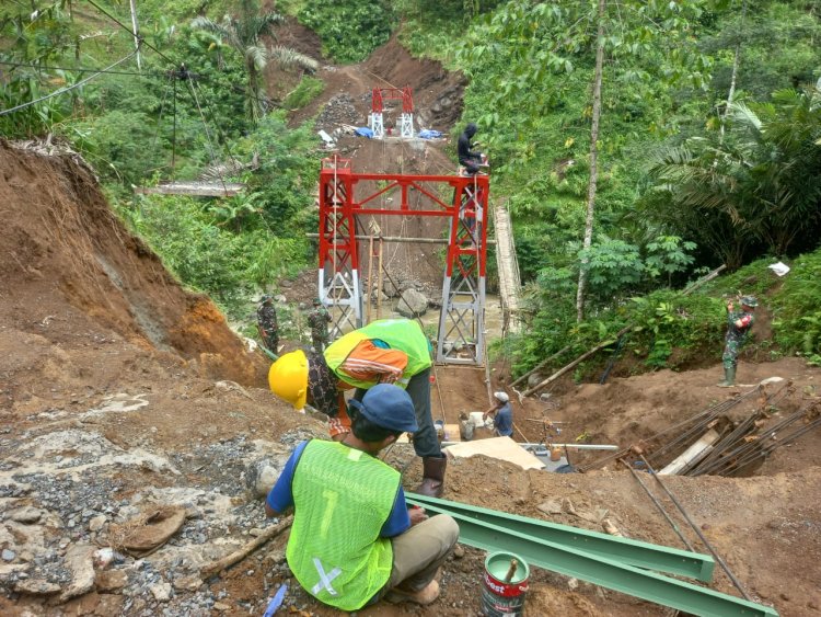 Semangat Gotong Royong Warnai Pembangunan Jembatan Gantung Garuda di Punggelan
