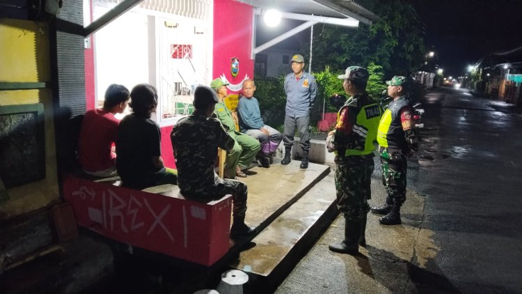Babinsa Bersama  sat Linmas Patroli Keamanan dan Pengecekan Poskamling