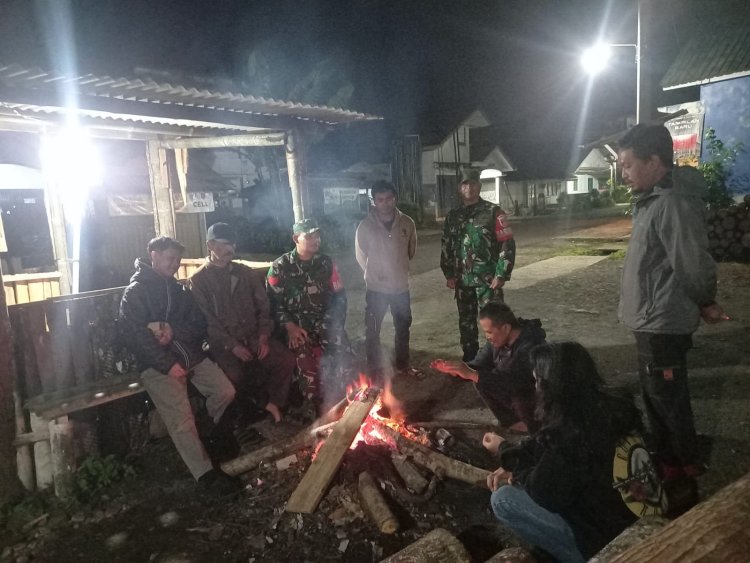Babinsa Melaksanakan Patroli Siskamling Bersama Linmas Dan Warga