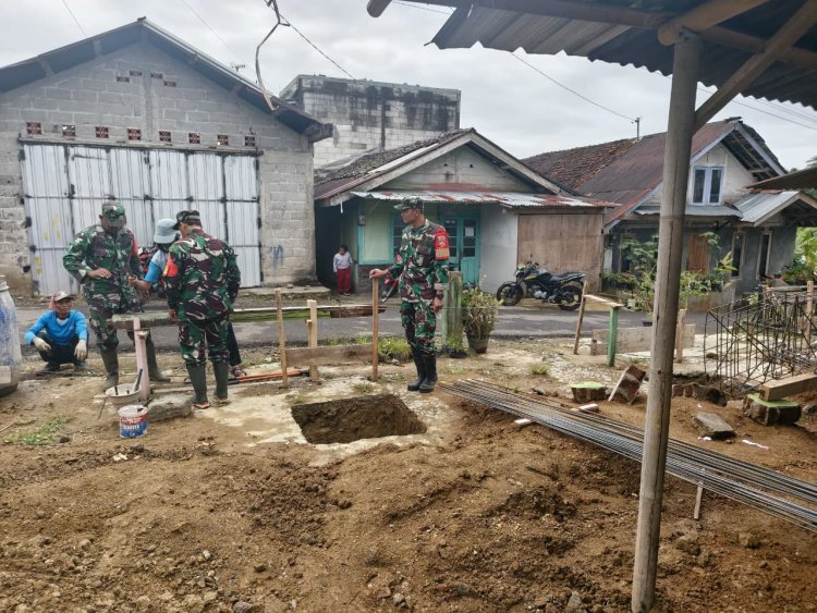 Babinsa Melaksanakan kerja Bakti Rumah Tidak Layak huni