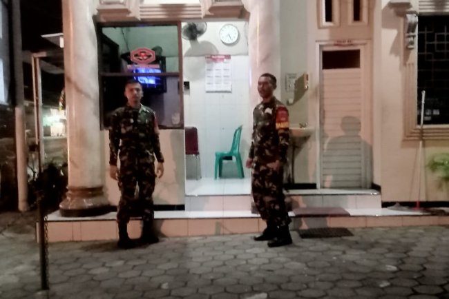 Koramil 08/Purwanegara melaksanakan patroli malam sekaligus monitoring siskamling