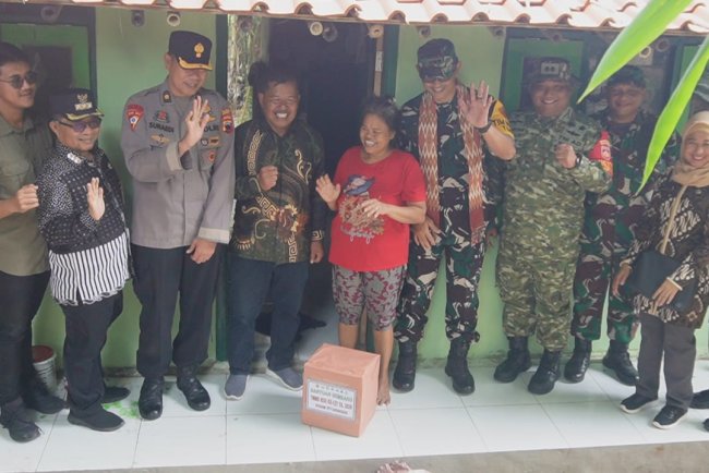Senyum Bahagia Ibu Caski Saat Rumah Barunya dikunjungi Tim Wasev TMMD ke-127