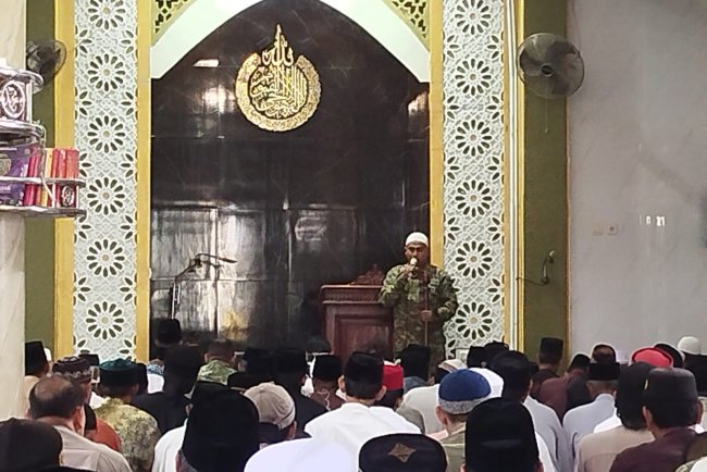 TMMD Reguler ke-127 Brebes, Personel Satgas Beri Siraman Rohani Pasca Tarawih di Desa Cikuya