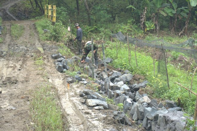 Kejar Target Minggu Terakhir, Satgas TMMD Brebes Percepat Pengerjaan Talud di Desa Cikuya