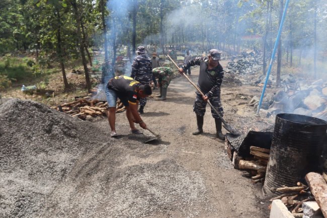 Sinergi Tanpa Batas, Satgas TMMD 127 dan Warga Percepat Pengaspalan Jalan
