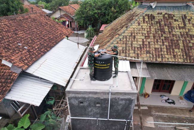 Wujudkan Sanitasi Layak, Satgas TMMD Pasang Toren Air di Mushola Al-Badriah Desa Cikuya