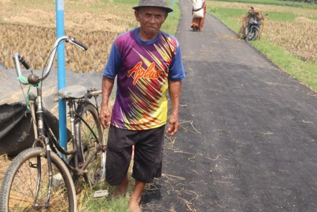 Kini Jalan Cikuya Mudahkan Petani Angkut Hasil Bumi dengan Sepeda