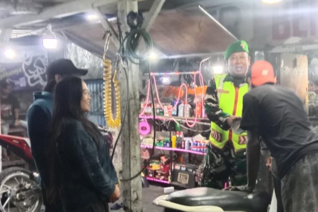 Jaga Kondusivitas Wilayah TMMD, Babinsa Sertu Sodikin Intensifkan Patroli dan Komsos di Desa Cikuya