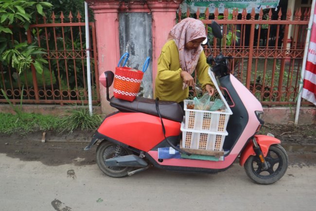 Dagangan Tahu Ibu Eni Laris Manis Diborong Satgas