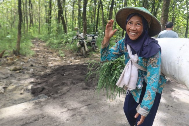 Senyum Ibu Dalia di Jalur TMMD: "Sekarang Tidak Takut Terpeleset Lagi"