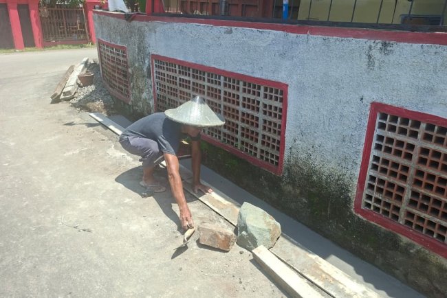 Wujud Syukur, Tukang di Desa Cikuya Sukarela Buat Saluran Air Demi Keawetan Jalan TMMD