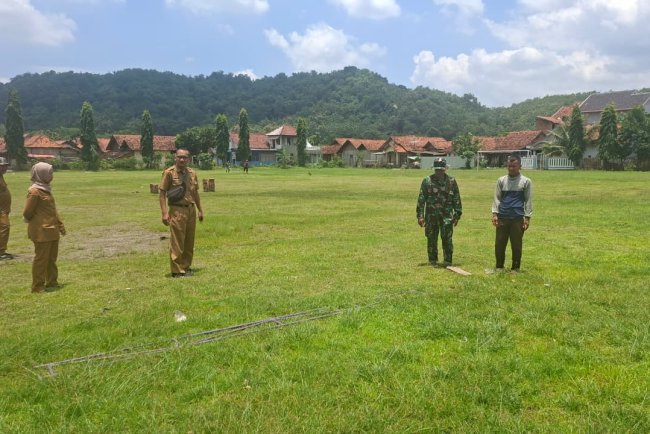 ​H-1 Penutupan TMMD, Pasiter Kodim 0713/Brebes dan Perangkat Desa Cikuya Cek Kesiapan Lapangan Upacara
