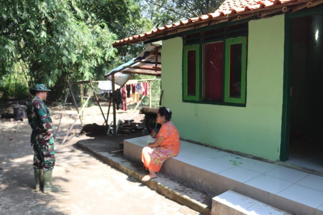 ​Pastikan Standar Kualitas, Satgas TMMD Cek Akhir Hasil Renovasi Rumah Ibu Sarnewi Sebelum Penyerahan