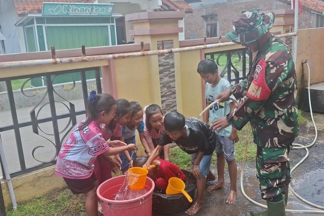 TNI Manunggal Air Sentuh Desa Cikuya, Babinsa dan Anak-Anak Rayakan Melimpahnya Air Bersih