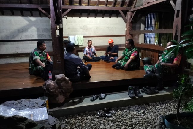 Babinsa Laksanakan Pos Kamling dan Patroli Bersama Warga