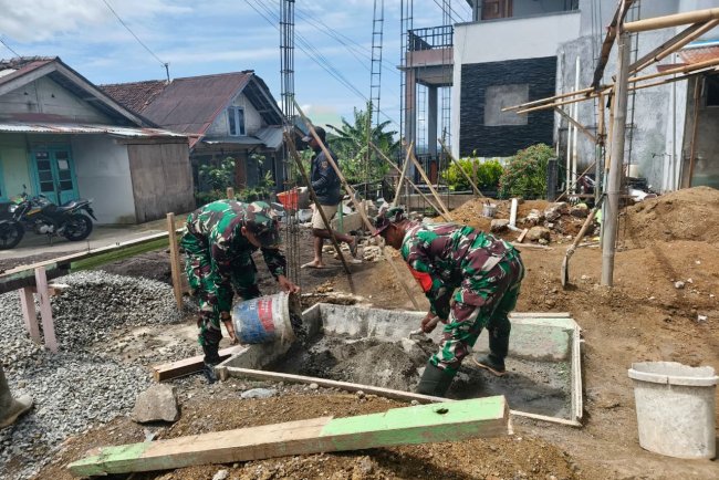 Koramil 16 Pejawaran Melaksanakan Kerja Bakti Pembangunan Rumah Tidak Layak Huni