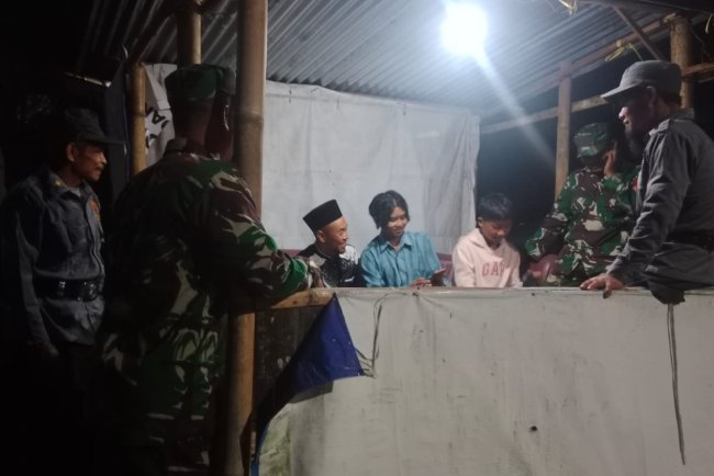 Babinsa Melaksanakan Patroli Siskamling Bersama Linmas Dan Warga