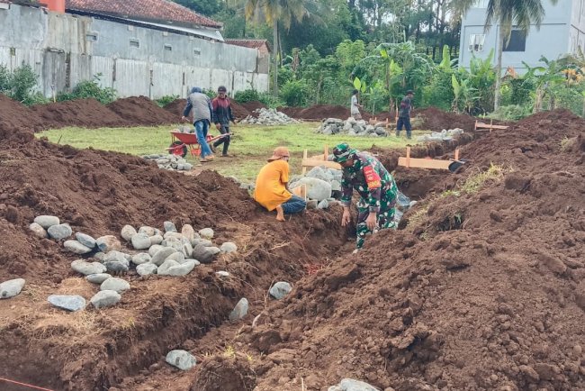 Babinsa Sertu Sutaryo Pantau Pemasangan Pondasi KDKMP