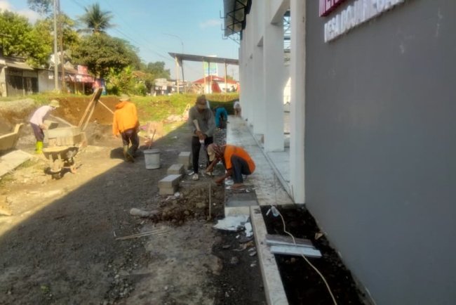 Babinsa Dampingi Pemasangan Keramik Pembangunan KDKMP di Desa Bojanegara