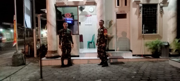 Koramil 08/Purwanegara melaksanakan patroli malam sekaligus monitoring siskamling