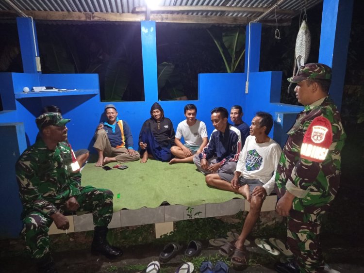Babinsa koramil 10 Bawang patroli malam di sekitaran wilayah kecamatan Bawang
