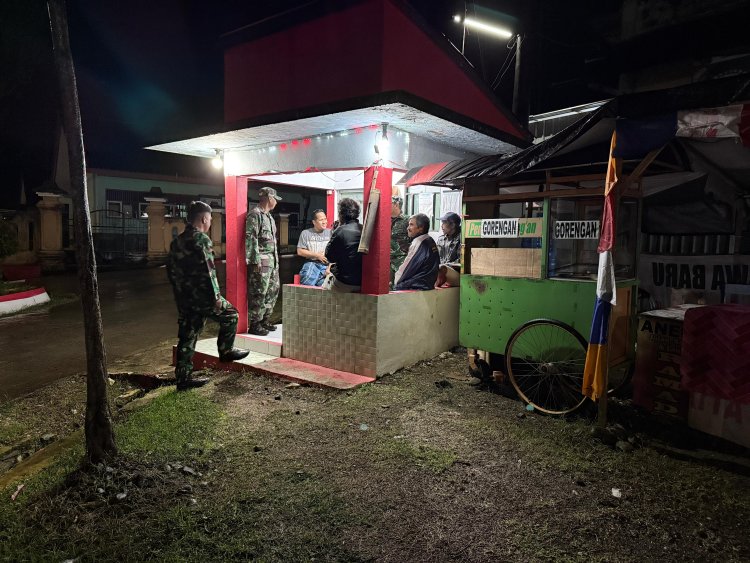 Anggota Koramil 12 Sigaluh Patroli Siskamling Bersama Warga Cegah Gangguan Kamtibmas