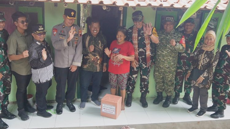 Senyum Bahagia Ibu Caski Saat Rumah Barunya dikunjungi Tim Wasev TMMD ke-127