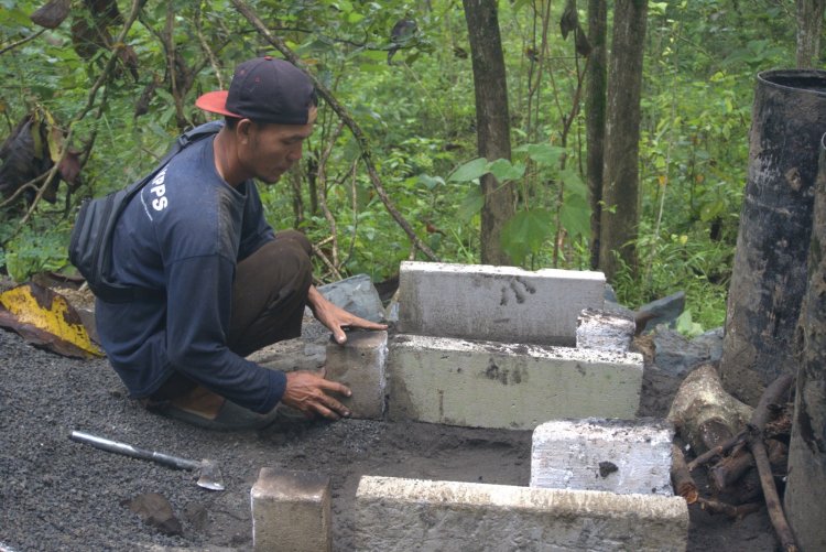 Semangat Manunggal, Tenaga Ahli Pengaspal Asal Banyumas Bangga Berjibaku Bersama Satgas TMMD Brebes