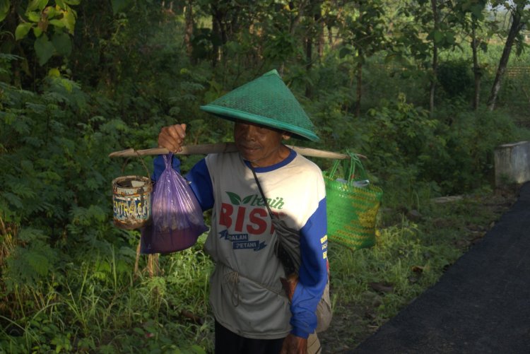 Mbah Satomi Nikmati Jalan Mulus Hasil TMMD Brebes Menuju Sawah