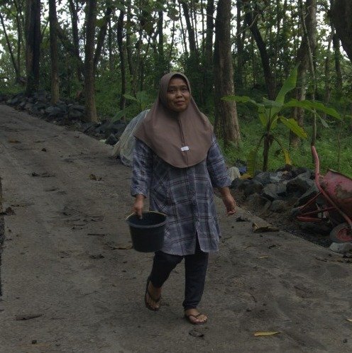 Akses Jalan Rabat Beton Tuntas, Ibu Rumah Tangga di Desa Cikuya Kini Mandiri Menuju Sawah