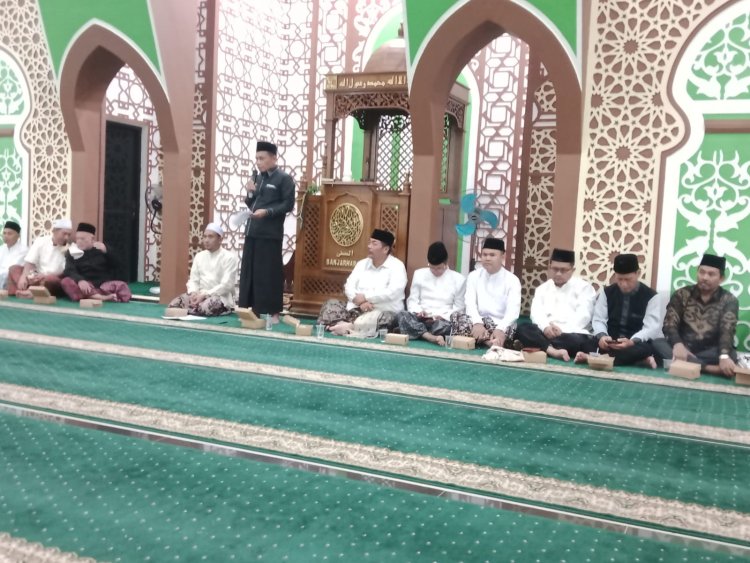 Pererat Silaturahmi, Danramil Banjarharjo dan Satgas TMMD Brebes Tarawih Berjamaah di Dukuh Kopi