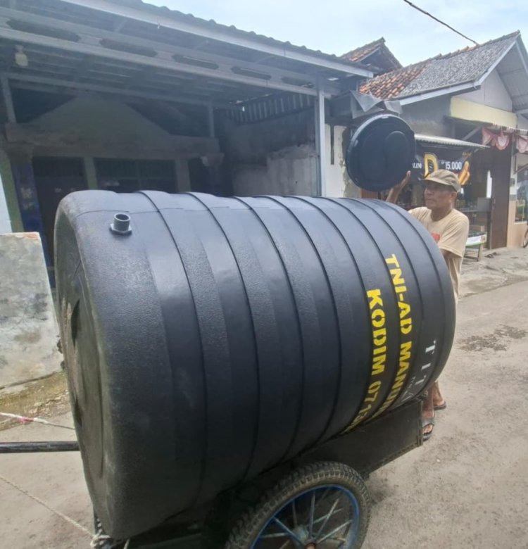 Pantang Surut Meski Berpuasa, Warga Cikuya Bahu-Membahu Distribusikan Toren Air TMMD untuk Fasilitas Ibadah