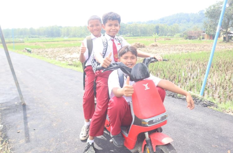 Senyum di Atas Aspal Baru, Sepeda Listrik Anak-Anak Cikuya Sambut Wajah Baru Desa