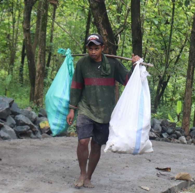 Senyum Petani Jagung Cikuya, Jalan Cor TMMD Pangkas Biaya Angkut dan Bebas Selip