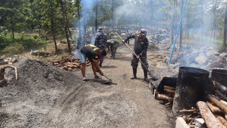 Sinergi Tanpa Batas, Satgas TMMD 127 dan Warga Percepat Pengaspalan Jalan