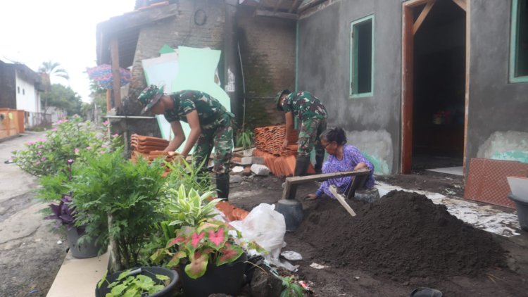 Semangat Tak Kenal Usia, Ibu Rastip 60 Tahun Turut Mengayak Pasir Saat Bedah Rumah 