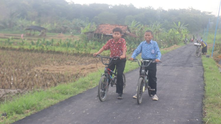 Keceriaan Anak Cikuya Saat Mencoba Gowes Sepeda diatas Aspal Jalan Baru