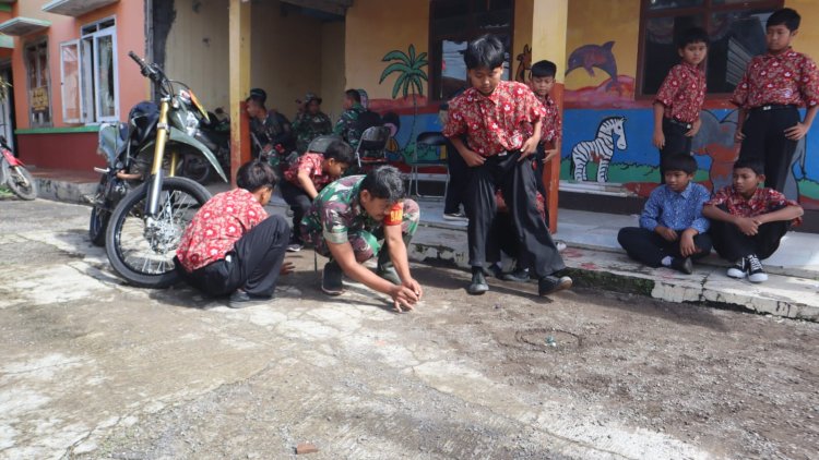Hangatnya Kebersamaan, Kopka Sigit Rurimantoro Bermain Kelereng Bersama Anak Cikuya