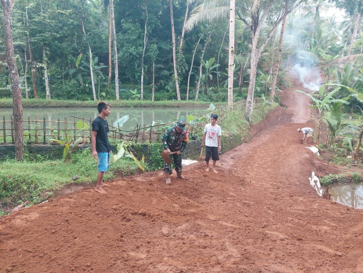 Koramil 08/Purwanegara gotong royong pembuatan jalan usaha tani