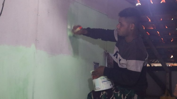 Dengan Ketulusan Prada Anodes Prajurit TNI Asal Biak Percantik Rumah Warga