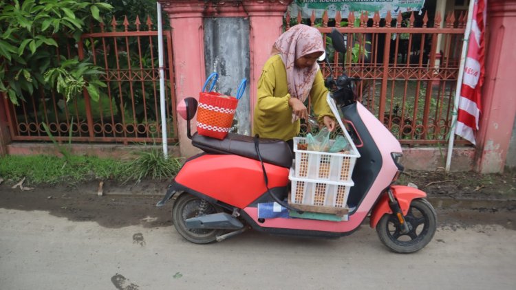 Dagangan Tahu Ibu Eni Laris Manis Diborong Satgas