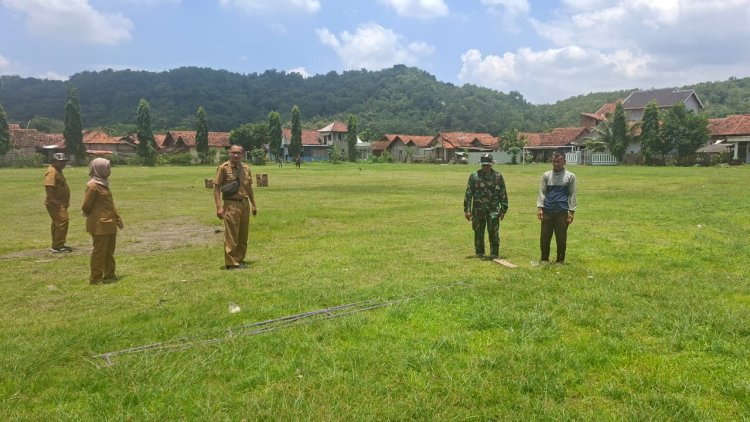 ​H-1 Penutupan TMMD, Pasiter Kodim 0713/Brebes dan Perangkat Desa Cikuya Cek Kesiapan Lapangan Upacara