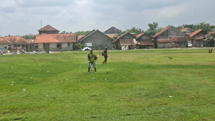 Pastikan Lapangan Steril dan Rapi, Satgas TMMD dan Warga Cikuya Kompak Potong Rumput Jelang Penutupan