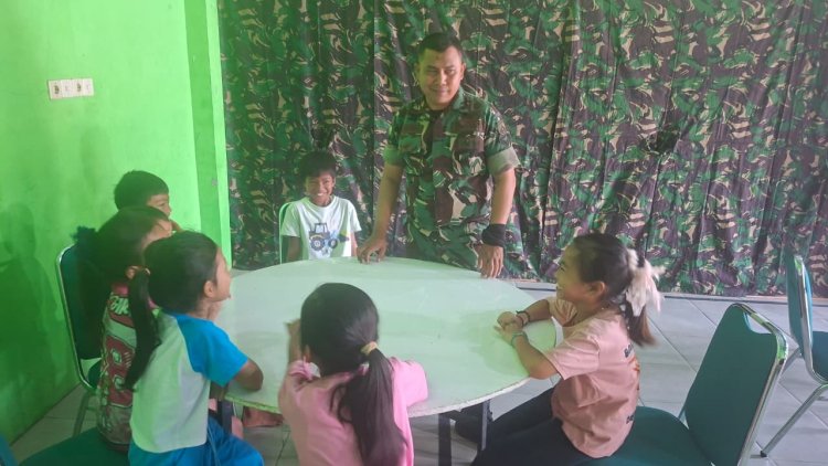 Hangatnya Kebersamaan di Poskotis TMMD: Sertu Sholekhudin Ajak Anak-Anak Desa Cikuya Bermain Sambil Belajar