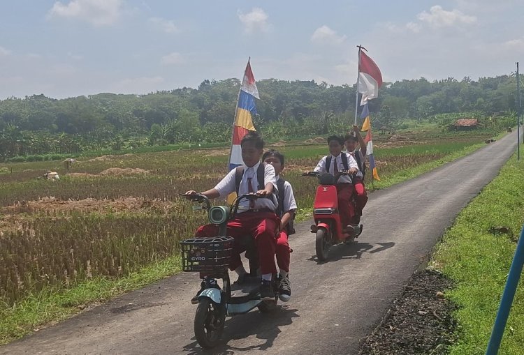 Wajah Ceria Anak-Anak SD Negeri Cikuya 01 Jajal Jalan Baru TMMD Bersama Babinsa