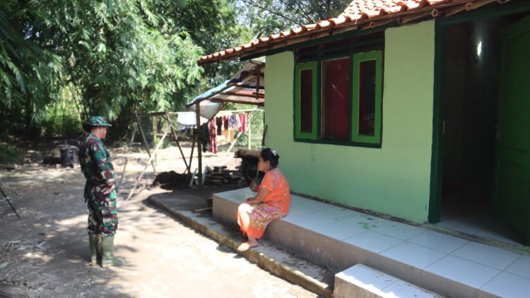 ​Pastikan Standar Kualitas, Satgas TMMD Cek Akhir Hasil Renovasi Rumah Ibu Sarnewi Sebelum Penyerahan