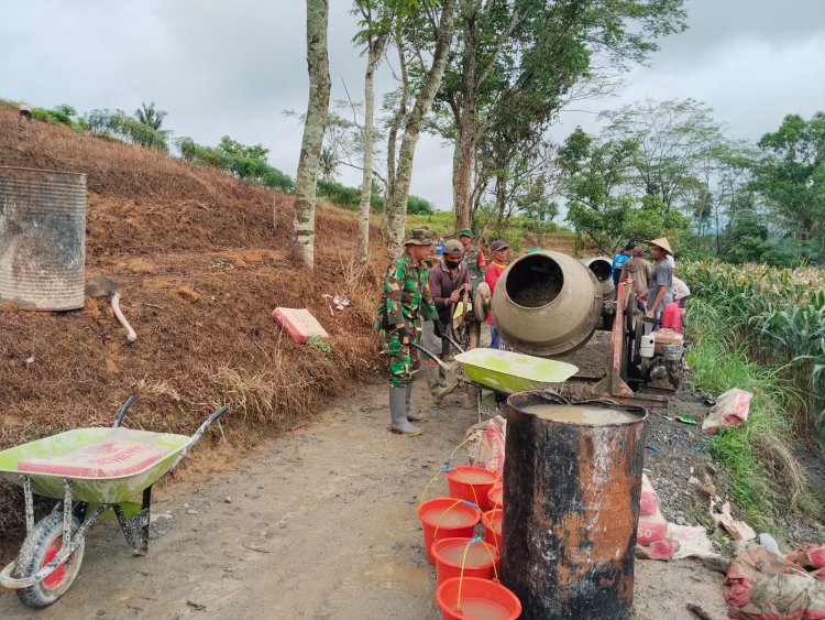 Sinergi TNI dan Rakyat Koramil 10 Bawang Bangun Jalan Usaha Tani di Desa Wanadri