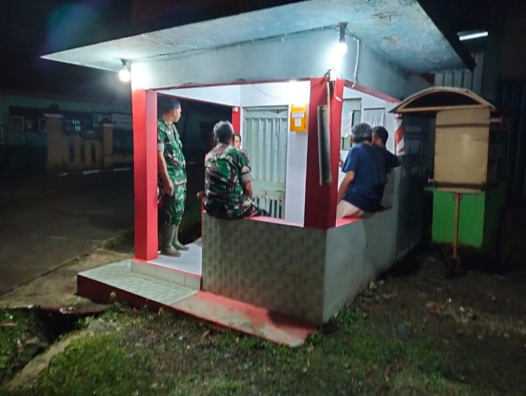 Anggota Koramil 12 Sigaluh Patroli Siskamling Bersama Warga Cegah Gangguan Kamtibmas