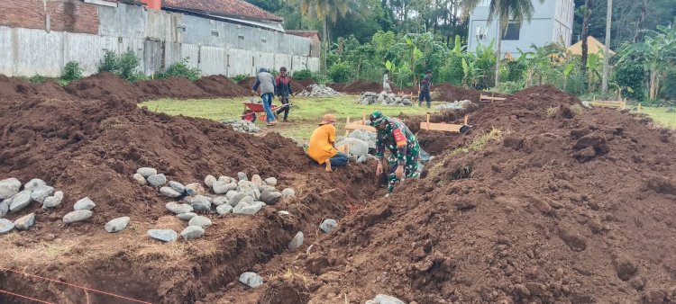 Babinsa Sertu Sutaryo Pantau Pemasangan Pondasi KDKMP